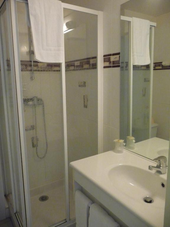 Hotel Les Tilleuls De Pareloup A Salles-Curan Zimmer foto